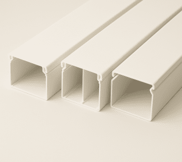 نمای نزدیک از ترانکینگ ۸۰×۵۰ نصب‌شده روی دیوار با کابل‌های شبکه و برق